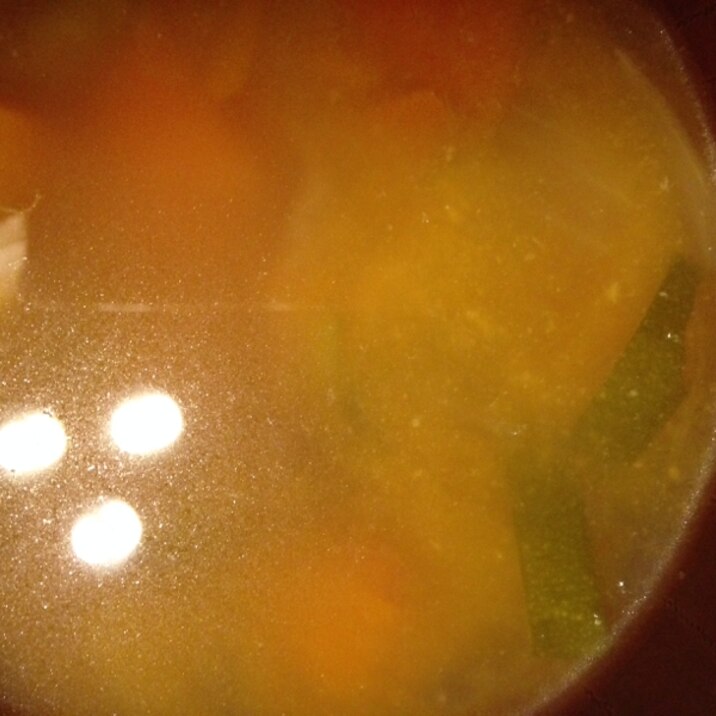 ズッキーニとコリンキーの味噌コンソメスープ